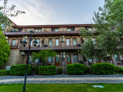 Assos Park Hotel zeytin ağaçları arasındaki otel binası