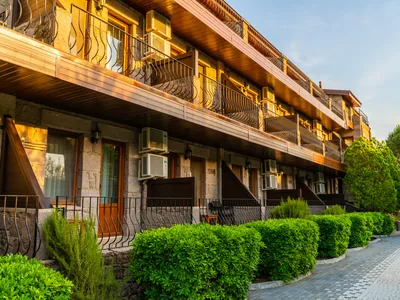 Assos Park Hotel ahşap balkonlu oda cepheleri ve peyzajı