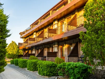 Assos Park Hotel bahçesi ve taş döşeli yürüyüş yolu
