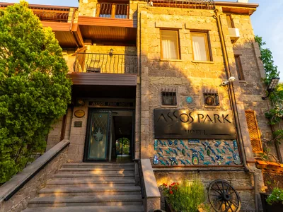 Assos Park Hotel taş binası ve ana giriş kapısı