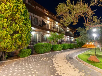Assos Park Hotel gece bahçe aydınlatması ve yürüyüş yolu