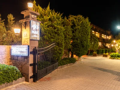 Assos Park Hotel gece otel girişi ve tabelası