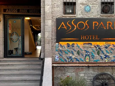 Assos Park Hotel girişi, aydınlatmalı tabela ve el yapımı seramik pano