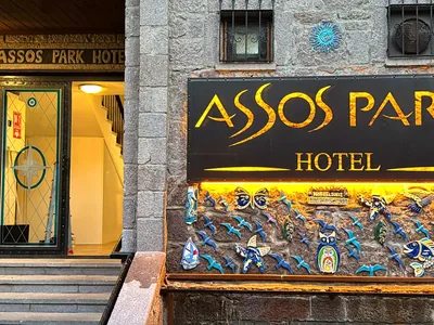 Assos Park Hotel akşam aydınlatmasında tabelası ve martı figürlü seramik duvarı