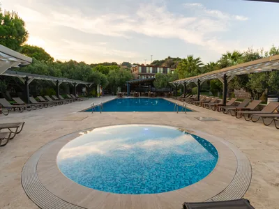 Assos Park Hotel açık yüzme havuzu ve çocuk havuzu