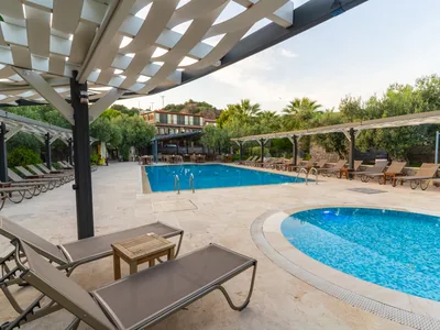 Assos Park Hotel pergola altından yüzme havuzu manzarası