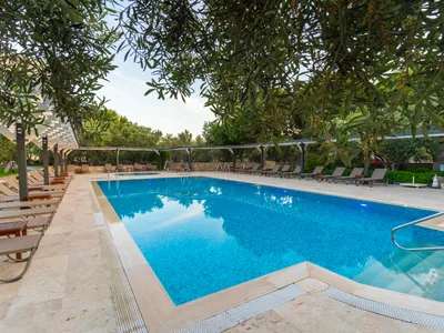 Assos Park Hotel zeytin ağaçları arasındaki yüzme havuzu