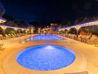 Assos Park Hotel gece aydınlatmalı yüzme havuzu ve çocuk havuzu