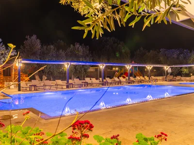 Assos Park Hotel gece havuz manzarası ve peyzaj